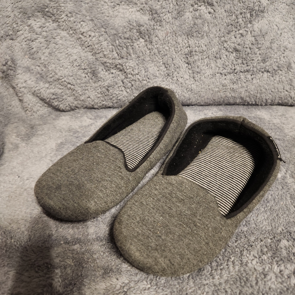 Isotoner Women's Gray Slippers